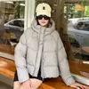 2026 Invierno Nuevo Color Caramelo Chaqueta de Plumas para Mujer Corta con Capucha Espesa de Plumón de Pato Blanco Ropa Exterior Petite Pinghu Venta al por Mayor