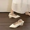 Sapatos Femininos Estilo Doce com Corrente de Pérolas Bico Fino 2026 Verão Novo Mary Jane Raso com Laço Sapatos de Casamento Estilo Fada