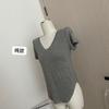 Nuevo Diseño Puro Sentido Adelgazante Cuello en V Dobladillo Curvo Bolsillo en el Pecho Melocotón Pecho Ajustado Camiseta de Manga Corta Camiseta Base
