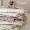 Juego de tres piezas de sábana de algodón de gasa de doble capa, suave y amigable con la piel, con estampado floral fresco y funda de almohada; sábana de algodón puro de una pieza y sábana bajera para dormitorio