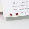 Lindos Aretes de Gato Mini de Diamante Único Redondo Rojo Facetado Estilo Japonés para Mujer, No Necesitas Quitártelos al Dormir