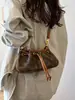 Bolso cruzado pequeño tipo nube con cordón de cuero contrastante y estampado floral vintage, diseño de doble uso para el trabajo y los viajes, bolso pequeño versátil