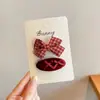 Grampo de Cabelo Vermelho com Atmosfera de Ano Novo 2026, Grampo Requintado para Franja Lateral, Elegante Grampo Bico de Pato Pequeno Estilo Chanel, Acessório de Cabelo Grampo Bb