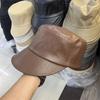 Sombrero de Equitación Sexy de Cuero PU para Mujer Otoño e Invierno Nuevo Estilo K Retro Británico Ala Plana Que Muestra la Cara Sombrero Pequeño de Pico de Pato