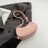 Bolsa Pequena de Alta Qualidade e Estilosa para Mulheres 2025 Nova Moda Versátil Bolsa Transversal Primavera e Verão Nicho Bolsa de Ombro Único Axilar