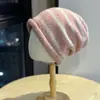 Nuevo Gorro de Punto Cálido para Mujer Otoño e Invierno, Gorro de Punto a Rayas de Moda, Gorro Casual sin Visera que Hace que la Cara Parezca Más Pequeña y la Circunferencia de la Cabeza Parezca Más Pequeña