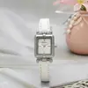 Reloj Retro Nuevo para Mujer Nicho Correa de Cuero de Gama Alta Reloj para Mujer Esfera Cuadrada Guangzhou Reloj Reloj Dorado Explosiones