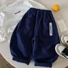 Calça comprida infantil, nova coleção outono 2026, unissex, com corte tridimensional, cor lisa e estampa de letras, calça versátil estilo balloon para bebês