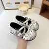 Outono de 2026 Nova Moda Fivela de Cinto Tira Cruzada Sapatos de Couro para Bebê Menina Bolinhas Laço Pequeno Sapatos Individuais Infantis