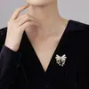 Broche de Lazo de Cristal para Mujer, Sensación de Alta Gama, Lujo Ligero, Pin para Solapa de Traje, Hebilla Fija de Alta Calidad Anti-Exposición, Accesorios