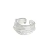 083 Versión coreana de insS925 plata de ley viento frío diseño original textura nicho anillo ancho abierto irregular para mujer