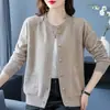 26 Nueva colección de primavera y otoño estilo mamá: Cárdigan de punto holgado y adelgazante para mujeres de mediana edad y mayores, prenda exterior de manga larga de color liso