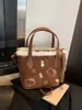 Bolso Pequeño Versátil Ligero Nuevo y Elegante 2025 para Niñas, Bolso Cruzado Hello Kitty con Estampado de Leopardo, Lindo Bolso de Mano Tipo Cubo