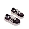 Nuevas zapatillas casuales y deportivas para otoño 2026 con diseño que aumenta la altura, featuring una suela ligera y suave, plataforma gruesa y un estilo moderno y versátil para mujer