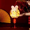 Durante o Festival do Meio Outono, crie uma atmosfera calorosa e aconchegante com lanternas artesanais DIY para uma experiência em família.. Estas novas lanternas portáteis são perfeitas para iluminar o céu noturno.