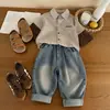 Conjunto Retrô Tendência Primavera/Outono para Crianças 2026 Novo Estilo para Bebês e Crianças Conjunto Casual Falso Duas Peças Camisa e Jeans
