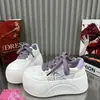 Nuevas Zapatillas Deportivas Blancas de Moda Casual con Suela Gruesa y Diseño de Malla, Calzado Deportivo Versátil para Aumentar la Altura para Comercio Transfronterizo, Nueva Moda Primavera/Verano 2026