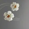 Brincos de camélia creme estilo pequeno e perfumado para mulheres, flores de miçangas feitas à mão, textura de alta qualidade, joia de clipe de orelha trançada sem furo na orelha