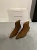 Botas de tornozelo de camurça estilo coreano com bico fino e salto agulha para mulheres, novo modelo outono e inverno 2026, botas elegantes e versáteis de corte justo para o dia a dia