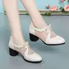 Sapatos Respiráveis de Malha para Primavera e Verão, Sandálias Vazadas de Couro Macio, Novo Estilo 2026 Respirável Moda Casual para Mãe Sapatos de Couro com Solado Macio