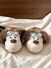 Suaves y lindos, estilo relajante, pantuflas de peluche de perro con gafas de orejas voladoras, nuevo modelo otoño e invierno 2026, alto valor estético, versátiles para usar en exteriores, zapatos peludos