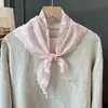 Lenço Triângulo de Cores Macaron de Verão Fresco e Doce para Mulheres, Lenço Floral Bordado Vazado, Lenço de Cabeça, Dopamina de Viagem
