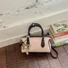 2026 Otoño Nuevo Estilo Coreano Retro Bolso de Hombro de Moda Más Vendido Color Sólido para Viajes Diarios Bolso Cruzado Tipo Cubo