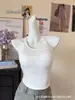 Camisola de moda para chica con pedrería y copas incorporadas, diseño de tirantes cruzados integrados, adecuada tanto para llevar sola como debajo de otra prenda, espalda hermosa