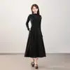 Vestido Preto de Gola Meia-Alta para Mulheres, Corte Justo, Valoriza a Silhueta, Adequado para Figuras Baixas, Cintura Alta, Comprimento Médio, Coleção 2025
