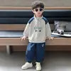 Conjunto de Roupa para Meninos Primavera e Outono 2026 Novo Conjunto de Duas Peças Moletom Esportivo Casual Infantil Roupas da Moda para Meninos e Crianças Pequenas