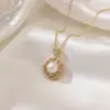 Collar para mujer, estilo Ins, con flor de perla de cuatro hojas y nicho de moda, con colgante de circonita con microincrustaciones de diamantes, collar de acero de titanio.