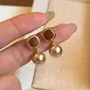 2026 Novo Estilo Francês Único Cor Caramelo Elegantes Brincos de Pérola com Atmosfera de Outono e Inverno, Luxo Simples, Moderno e Acessível para Mulheres