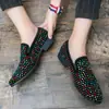 Otoño 2021 Nueva Tendencia Coreana Zapatos de Hombre Tachonados con Diamantes Mocasines de Color Diamante Slip-On Zapatos de Cuero para Hombre Mocasines