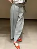 Pantalones de traje grises claros exquisitos y elegantes para principios de otoño de 2026 con un aspecto drapeado, únicos y súper estilosos, adelgazantes para figuras tipo pera, pantalones de pierna ancha para ir a la oficina