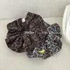 Nuevo Scrunchie de Ante con Estampado de Leopardo Retro para Otoño e Invierno con un Toque de Lujo, Goma para el Cabello con Etiqueta Dorada para Cola de Caballo, Accesorio para el Cabello para Mujer