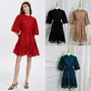 Foto Real de Roupas Femininas para Comércio Exterior: Vestido Curto de Renda Estilo Corte Europeu, Soltinho, com Cinto e Bordas Elegantes Franzidas