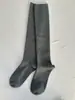 Nuevos calcetines de lana de becerro Maillard suaves y cálidos de color puro estilo preppy adelgazantes largos para mujer