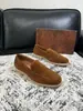 Mocasines perforados de gamuza para hombre, estilo transfronterizo SR, con detalle de pespunte cruzado dorado, suela plana, diseño casual