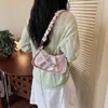 Nueva colección de verano 2026: bolso de moda con correa de cadena en forma de nube, un bolso cruzado blanco elegante y sofisticado para mujer, perfecto para cualquier atuendo