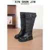 Botas femininas de salto alto longas, nova coleção primavera 2026, botas pretas justas com bico quadrado, detalhe de fivela e salto grosso