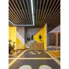 Tubo cuadrado de aluminio con veta de madera techo integrado techo autoinstalación centro comercial rejilla de aluminio mampara de oficina perfil de aluminio