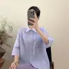 Camisa feminina de algodão e linho com gola, renda e enfeites florais tridimensionais, estilosa e elegante, mangas de três quartos, novo top artístico de verão