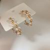Aretes de anillo de alta gama de lujo ligero con perlas, aretes adelgazantes para rostro redondo de mujer, aretes de diseño nicho francés 2023 Nuevo