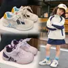 Nuevas zapatillas de niña estilo coreano para niños 2026, zapatos casuales de bloques de color, ligeros, modernos, versátiles, adecuados para primavera y otoño, zapatos para exteriores