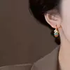 Brincos de Pedra Coloridos Esmaltados Dourados com Areia Estilo Vintage 2026 Primavera High-End Nicho Ear Clips de Luxo Leve