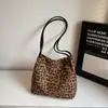 Bolso Tote de Gran Capacidad de Moda para Mujer Otoño Nuevo de Moda Tendencia Bolso de Hombro Único Bolso de Axila Estampado de Leopardo Elegante Bolso Cubo