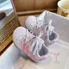 Tênis de Treino Alemão Estampado de Leopardo para Meninas Modelo Novo Outono 2026 Sapatos Casuais de Couro para Bebê Sapatos Individuais Sapatos para Caminhada Infantil Estilo Coreano