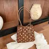 Bolsa de Ombro Tote Feminina Elegante e Moderna com Padrão de Bolinhas Outono 2026 Grande Capacidade em Camurça