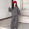 Conjunto de rayas para niña, nueva colección primavera/otoño 2026, para niños mayores, con sudadera de punto con capucha y pantalones casuales de pierna ancha, un conjunto de dos piezas