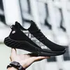 Zapatillas de malla de moda estilo coreano, ligeras, con suelas suaves, resistentes al olor y con el diseño clásico de zapato de tela de Pekín, lo que las hace modernas, versátiles y adecuadas para el uso casual y deportivo para hombres.